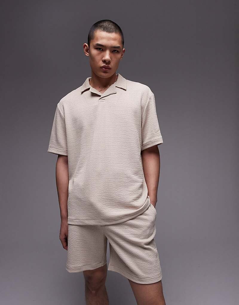 Рубашка-поло оверсайз Topman каменно-бежевого цвета с воротником с лацканами и плиссированной жатой текстурой
Рубашка-поло оверсайз Topman каменно-бежевого цвета с воротником с лацканами и плиссированной жатой текстурой