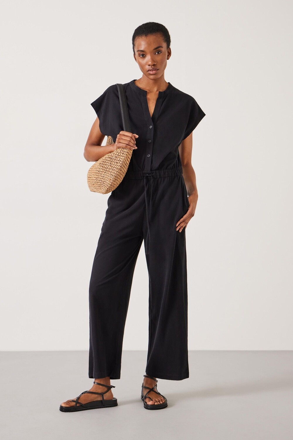 Комбинезон Kendall с короткими рукавами из 100% хлопкового джерси Hush, черный 
Комбинезон Kendall с короткими рукавами из 100% хлопкового джерси Hush, черный