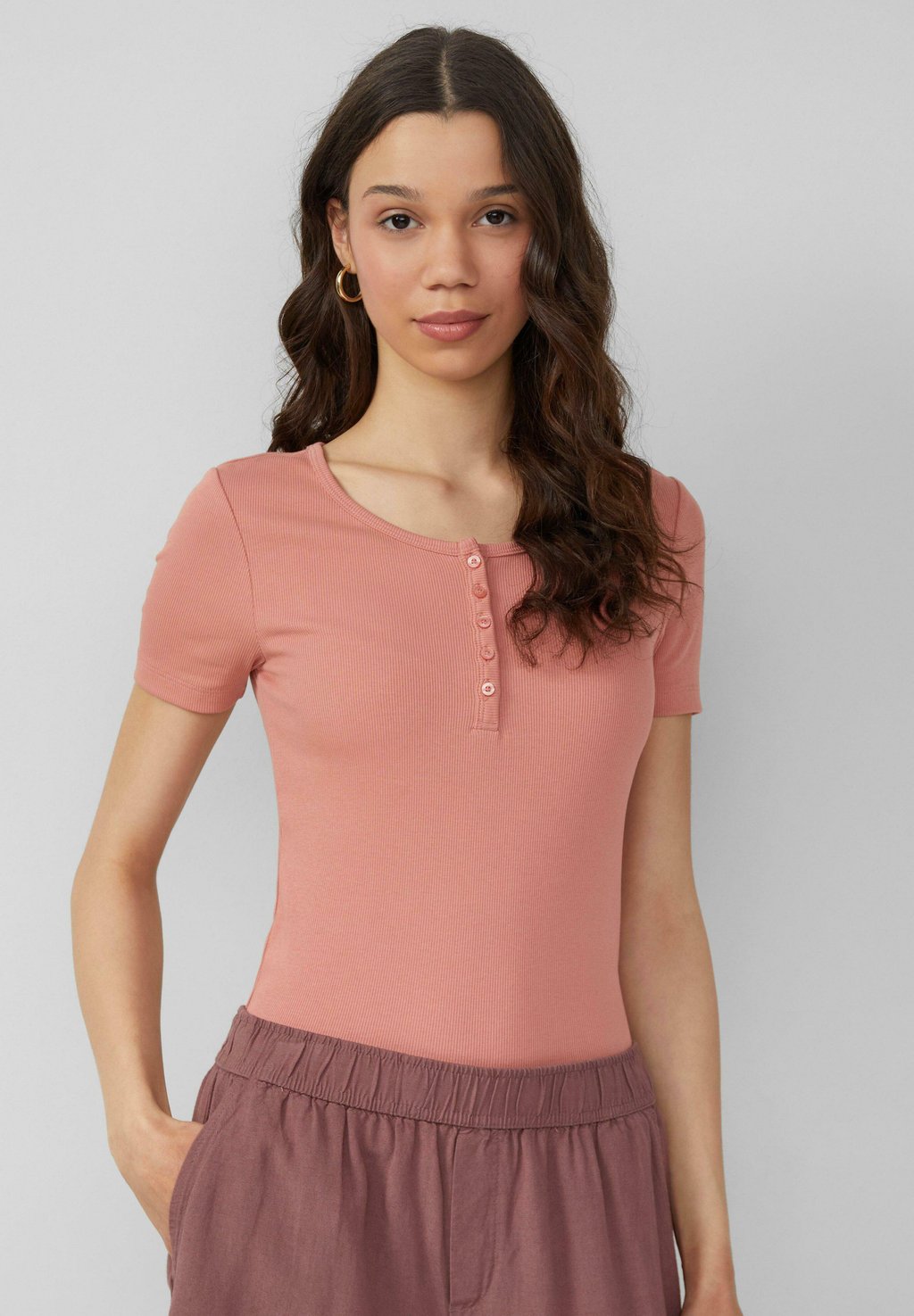 Базовая футболка MIT KNOPFLEISTE QS, лосось
Базовая футболка MIT KNOPFLEISTE QS, лосось