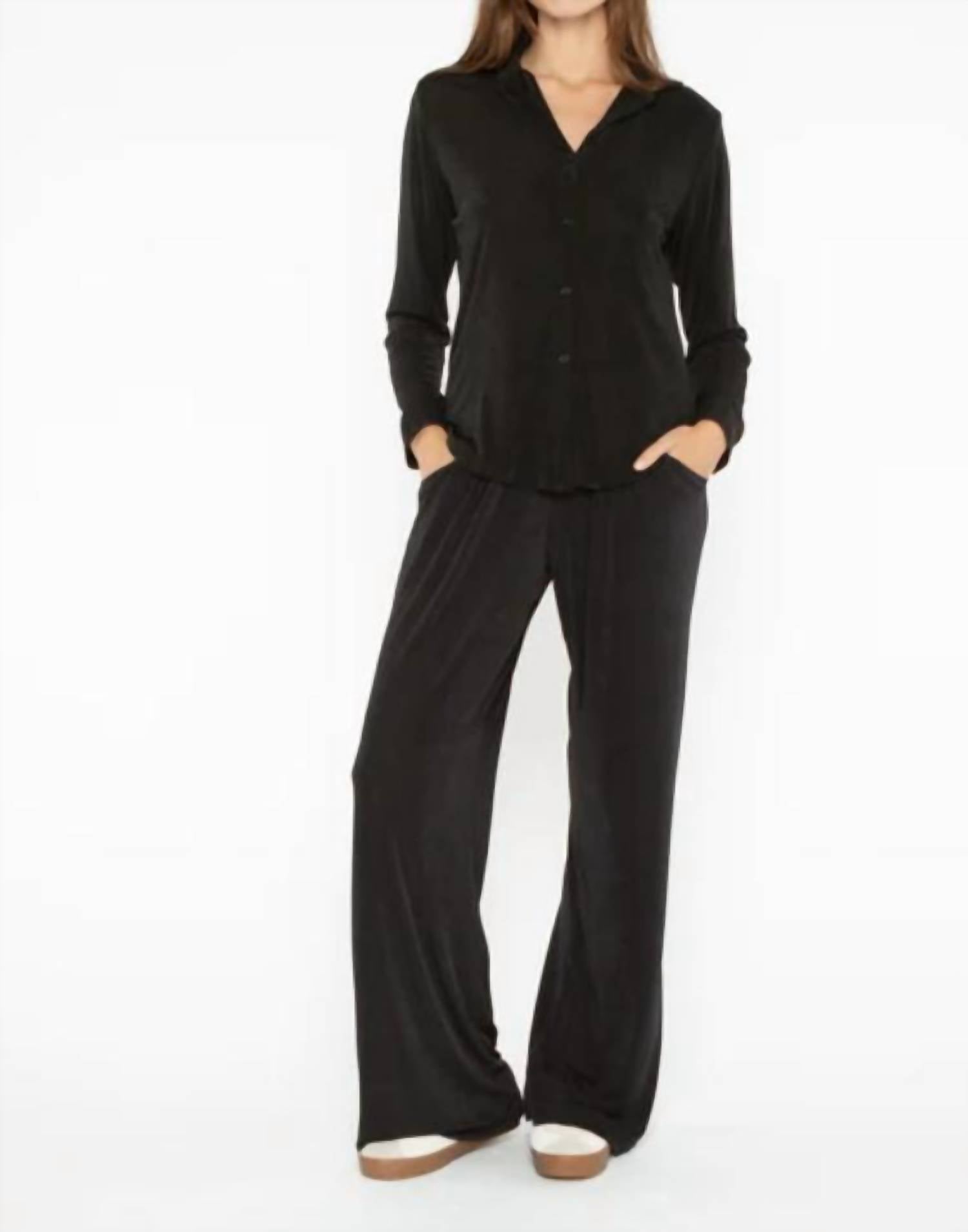 Свободные брюки для отдыха в черном цвете RIPLEY RADER
Свободные брюки для отдыха в черном цвете RIPLEY RADER