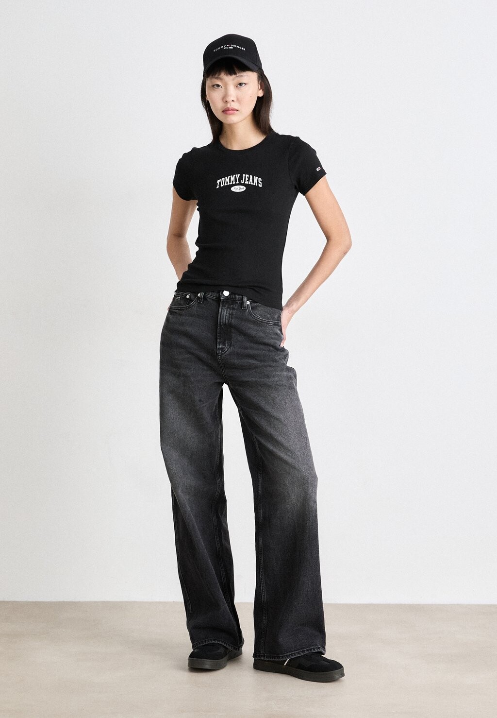 Футболка с принтом SLIM VARSITY TEE Tommy Jeans, черный
Футболка с принтом SLIM VARSITY TEE Tommy Jeans, черный