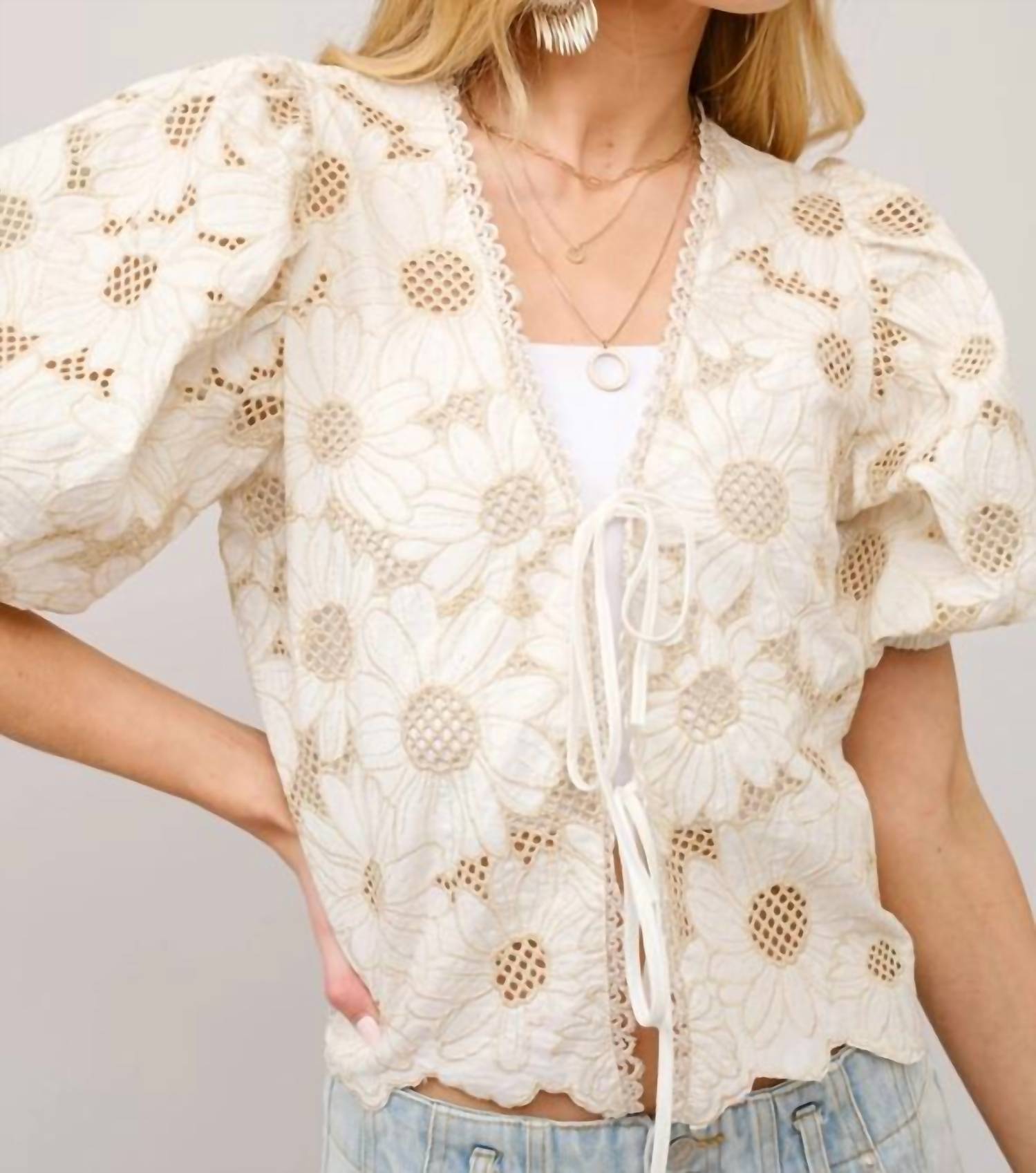 Бежевый топ с металлической вышивкой и асимметричным подолом Blue B
Бежевый топ с металлической вышивкой и асимметричным подолом Blue B