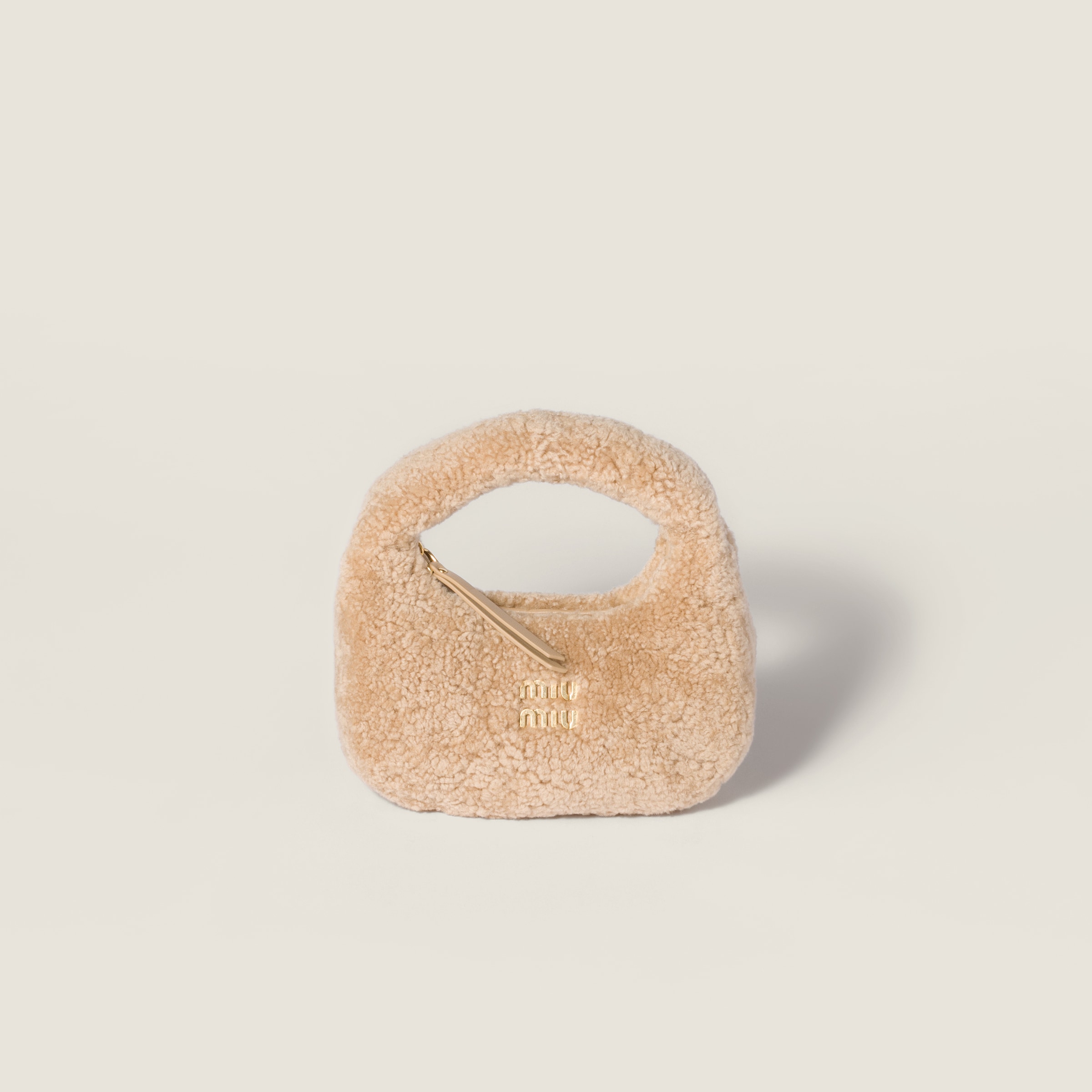 Мини-сумка Wander из овчины MIU MIU, бежевый
Мини-сумка Wander из овчины MIU MIU, бежевый