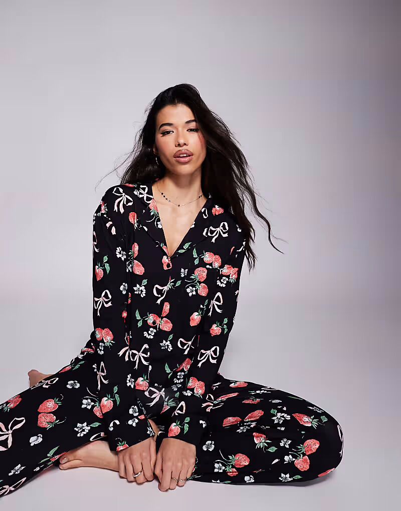 Эксклюзивный пижамный топ Mix and Match с застежкой на пуговицы, выполненный в темном цвете с принтом клубничного банта Kaiia
Эксклюзивный пижамный топ Mix and Match с застежкой на пуговицы, выполненный в темном цвете с принтом клубничного банта Kaiia