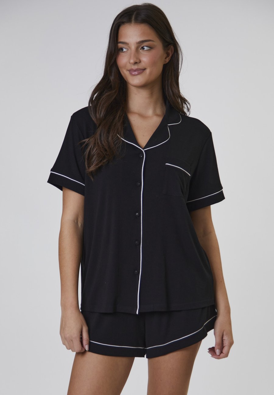 Пижамный комплект Loungeable TRADITIONAL SHORT SLEEVE SHORT SET, Black
Пижамный комплект Loungeable TRADITIONAL SHORT SLEEVE SHORT SET, Black