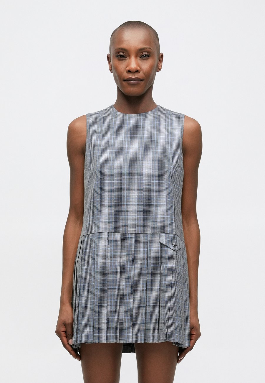 Платье Maison Kitsuné MINI PLEATED DRESS, Navy/Lapis Blue/Blue-Grey
Платье Maison Kitsuné MINI PLEATED DRESS, Navy/Lapis Blue/Blue-Grey