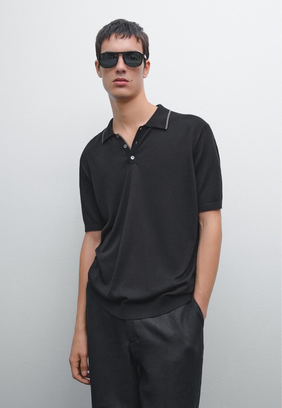Поло Massimo Dutti POLO NECK SHORT SLEEVE, Black
Поло Massimo Dutti POLO NECK SHORT SLEEVE, Black