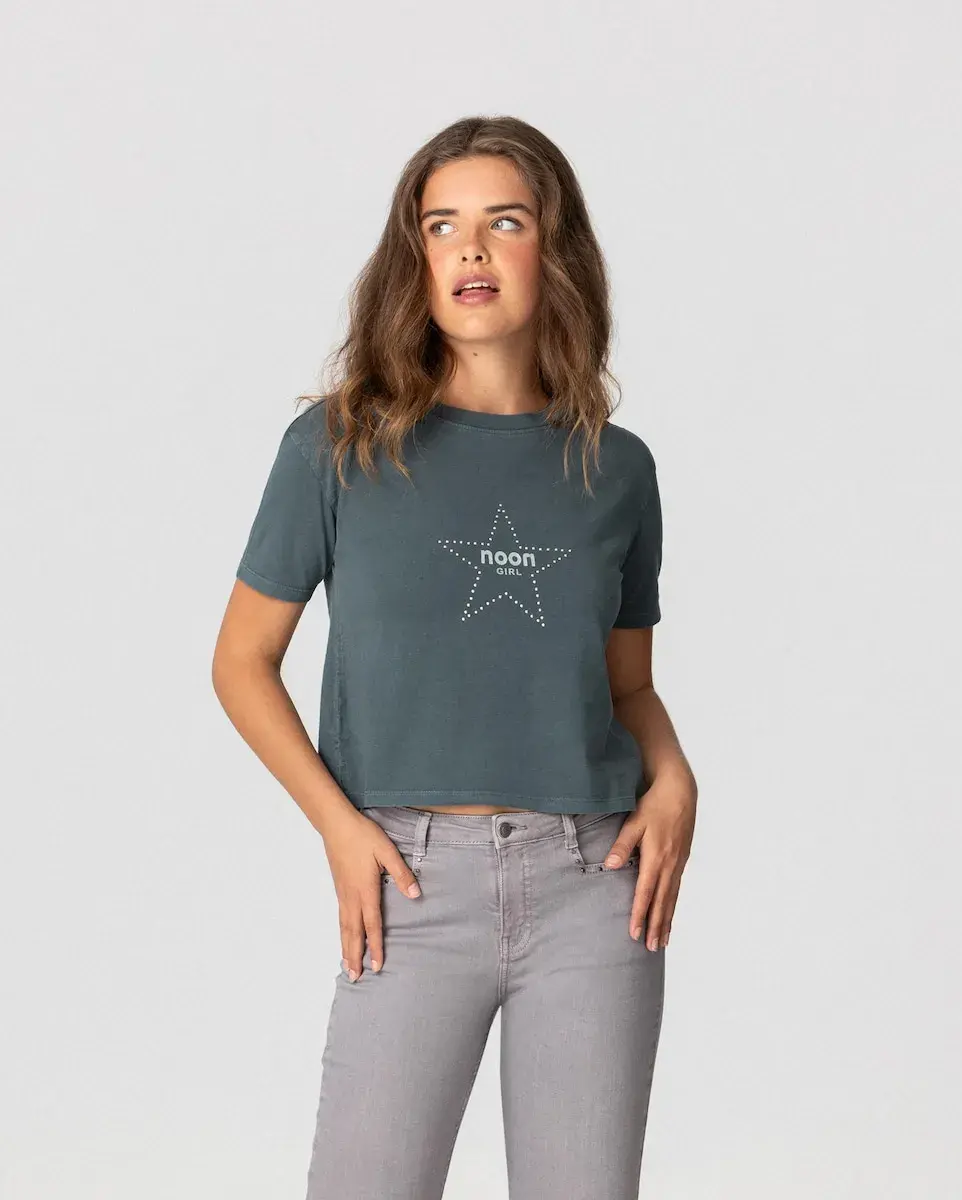 Женская футболка с коротким рукавом и вышитым логотипом Noon, темно-серый
Женская футболка с коротким рукавом и вышитым логотипом Noon, темно-серый