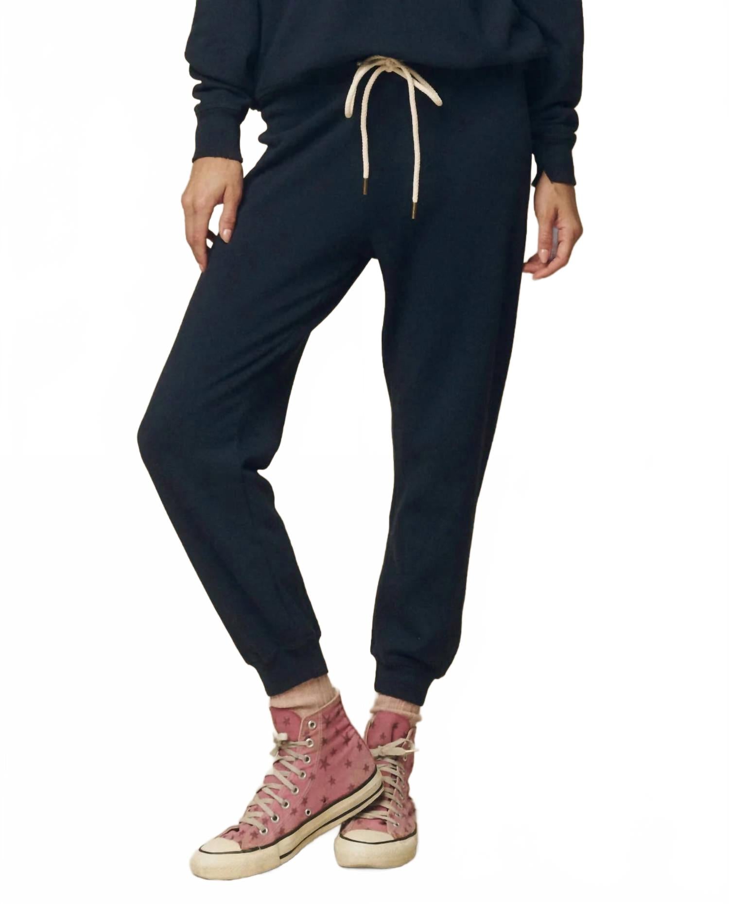 Укороченные поношенные спортивные штаны в темно-синем цвете THE GREAT
Укороченные поношенные спортивные штаны в темно-синем цвете THE GREAT