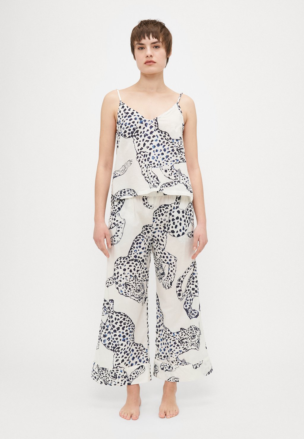 Пижама WOMENS CAMI WIDE LEG - Pyjama set Desmond & Dempsey, синий
Пижама WOMENS CAMI WIDE LEG - Pyjama set Desmond & Dempsey, синий