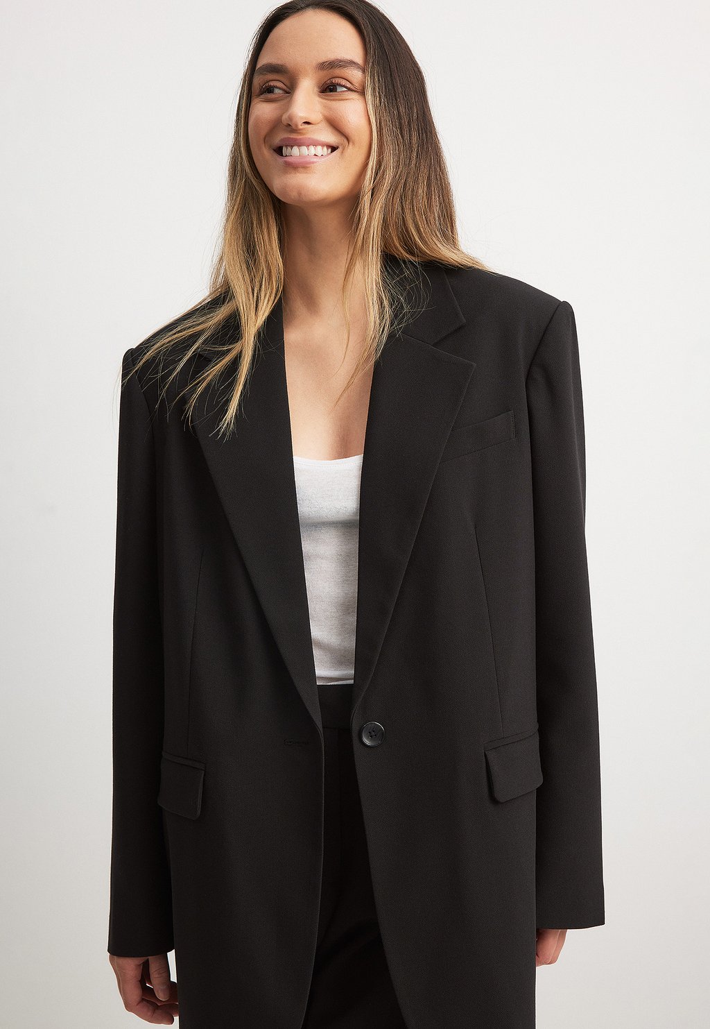 Блейзер MAXI MIT EINEM KNOPF NA-KD, черный
Блейзер MAXI MIT EINEM KNOPF NA-KD, черный