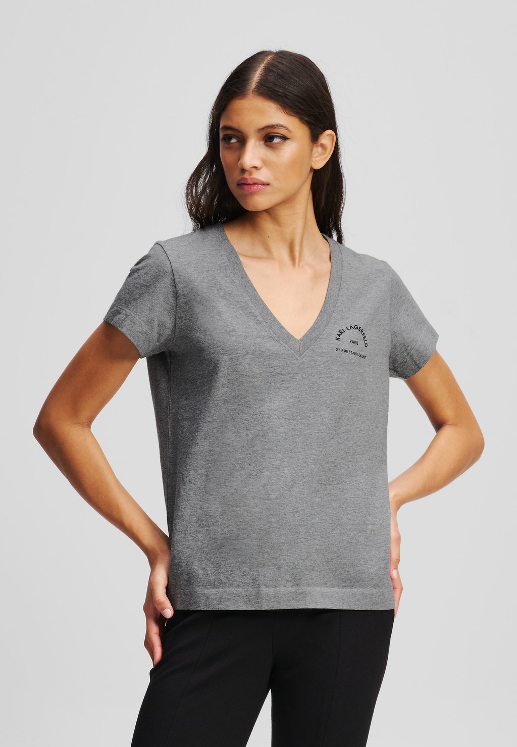 Футболка с принтом V NECK KARL LAGERFELD, серый
Футболка с принтом V NECK KARL LAGERFELD, серый