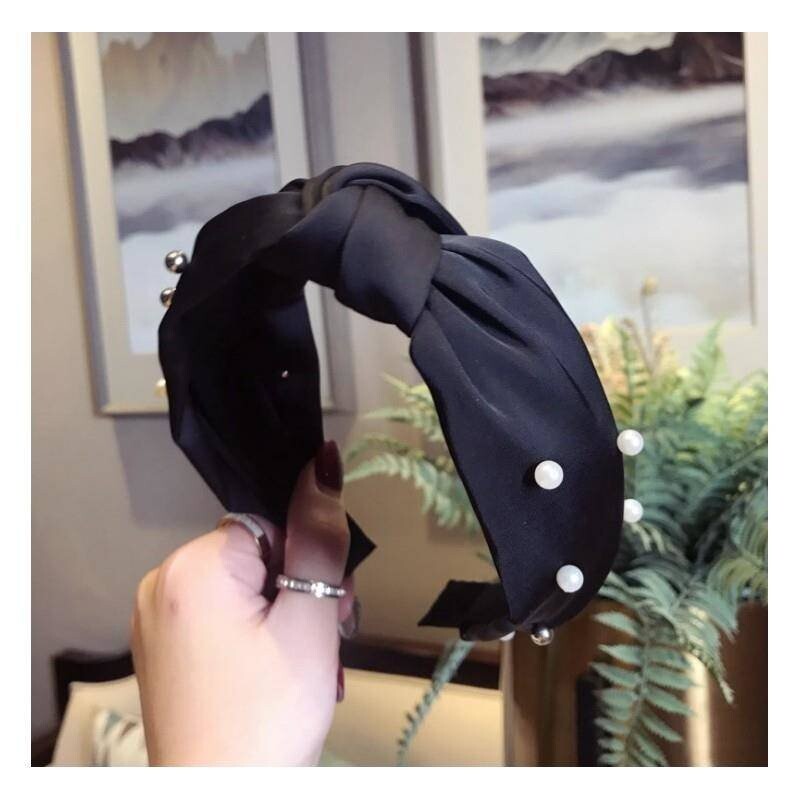 Повязка-тюрбан из плотного черного материала с жемчугом O227CZ Kemer
Повязка-тюрбан из плотного черного материала с жемчугом O227CZ Kemer