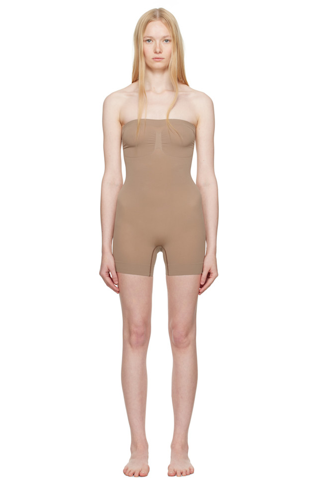 Безупречный скульптурный боди без бретелей короткого кроя Skims, цвет sienna
Безупречный скульптурный боди без бретелей короткого кроя Skims, цвет sienna