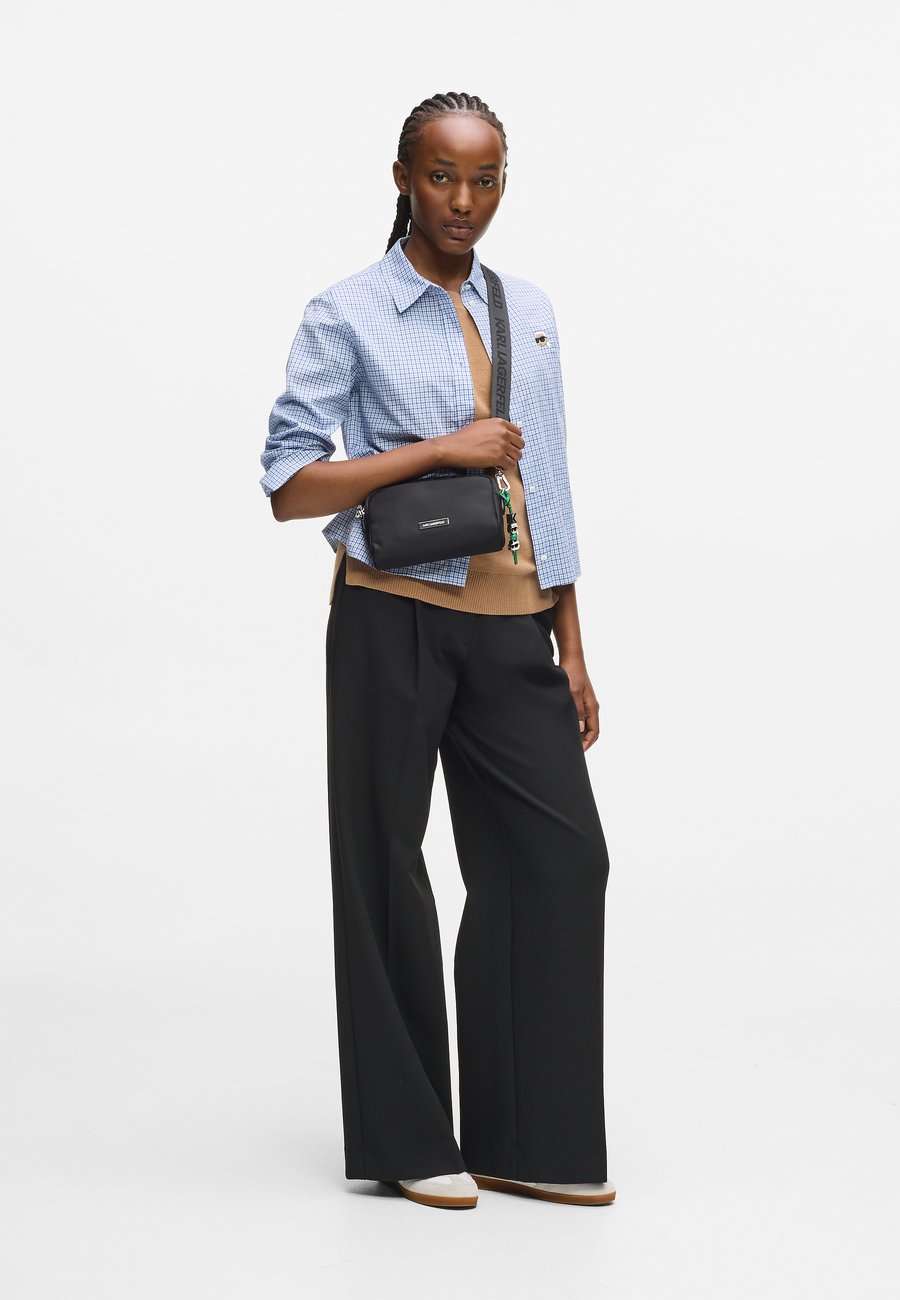 Сумка кросс-боди KARL LAGERFELD IKON NYLON SLIM CAMERA BAG, Black
Сумка кросс-боди KARL LAGERFELD IKON NYLON SLIM CAMERA BAG, Black