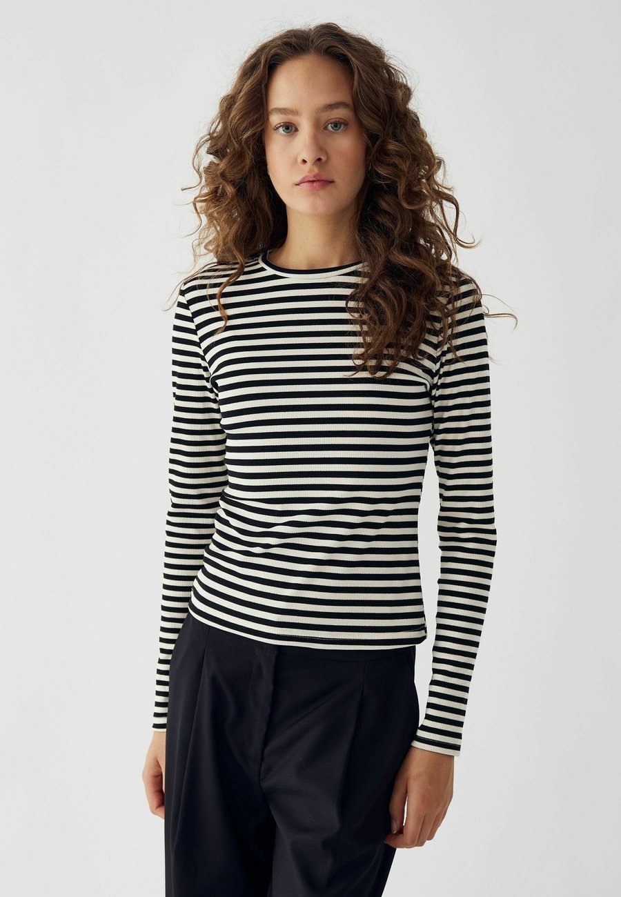 Топ Noella Long sleeved top, Ivory/Black Stripe/Black
Топ Noella Long sleeved top, Ivory/Black Stripe/Black