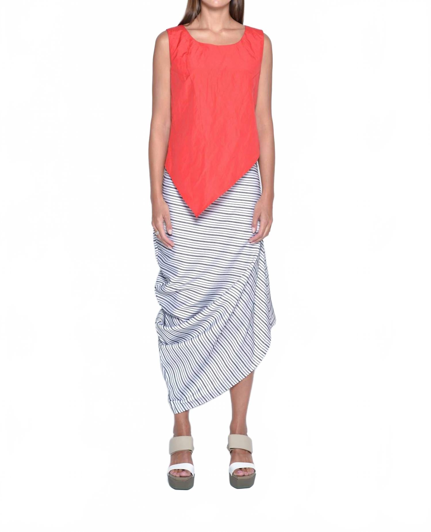 Футболка с асимметричным подолом в красном цвете Simply Mila 
Футболка с асимметричным подолом в красном цвете Simply Mila