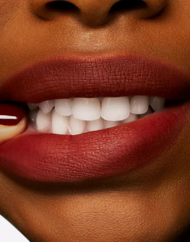 Губная помада MAC Powder Kiss в оттенке Марракеш-Мере
Губная помада MAC Powder Kiss в оттенке Марракеш-Мере