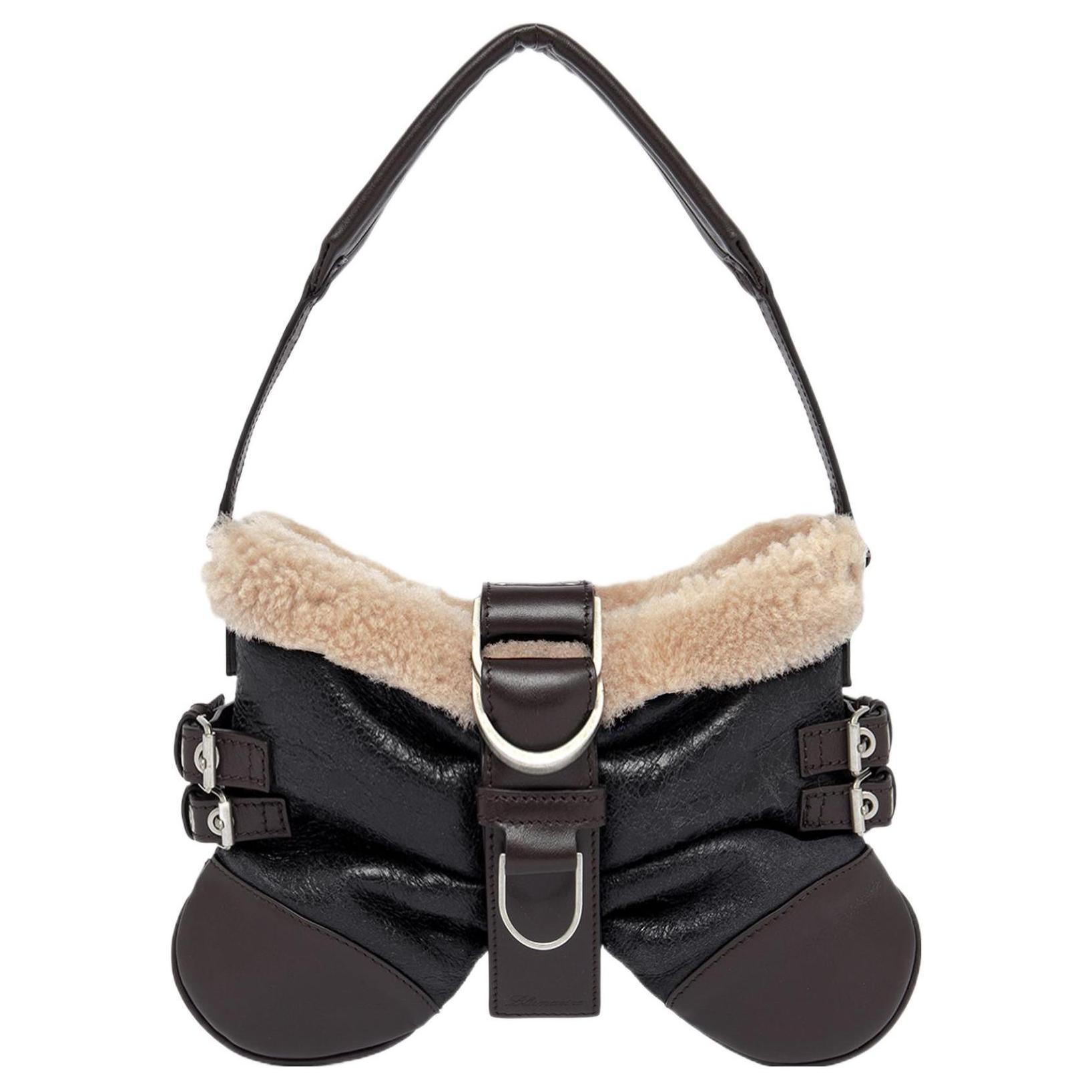 Кожаная сумка через плечо с мехом Blumarine, basic set (bag+dust bag)
Кожаная сумка через плечо с мехом Blumarine, basic set (bag+dust bag)