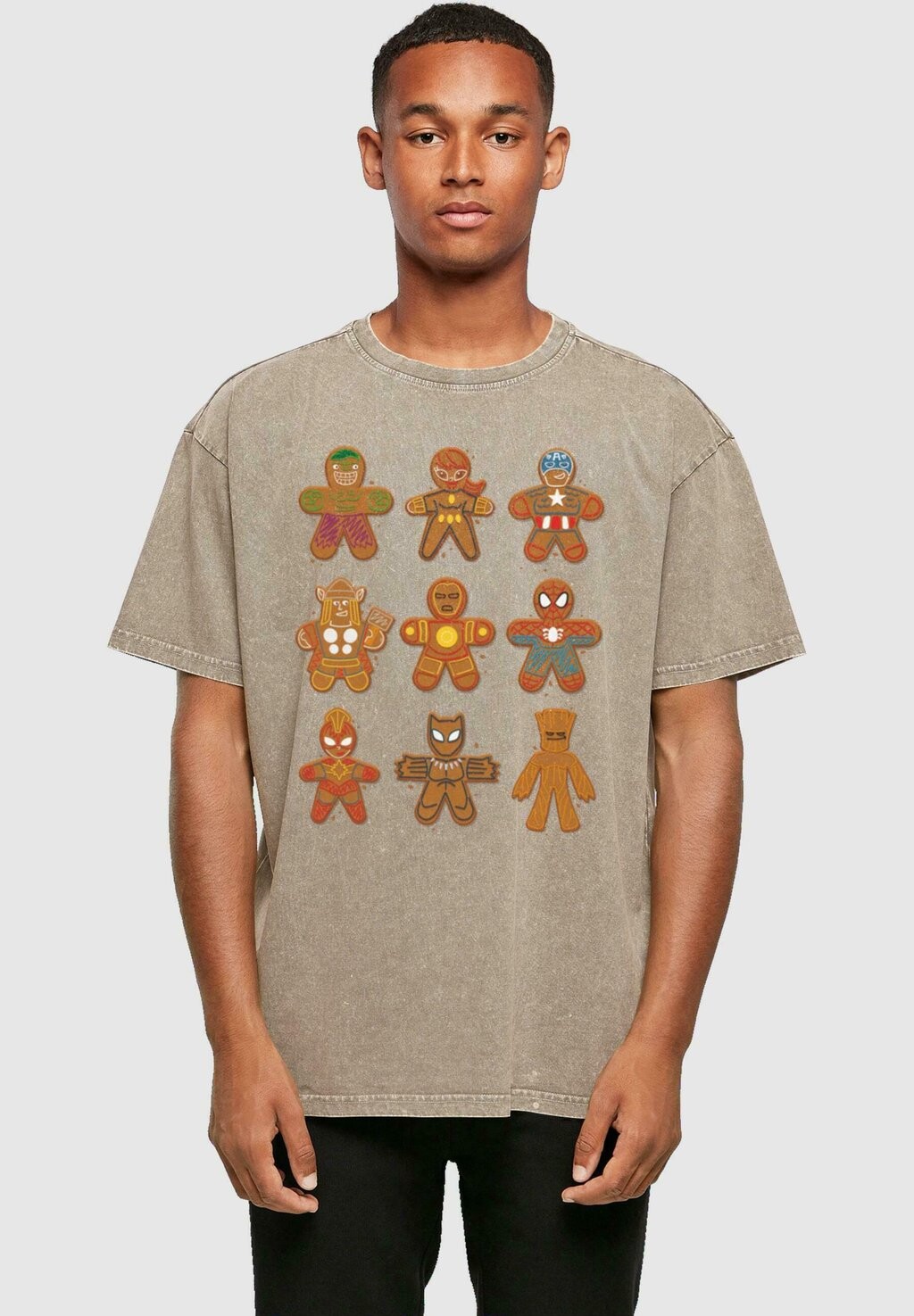 Футболка с принтом MARVEL UNIVERSE CHRISTMAS GINGERBREAD AVENGERS ACID WASHED ABSOLUTE CULT, коричневый
Футболка с принтом MARVEL UNIVERSE CHRISTMAS GINGERBREAD AVENGERS ACID WASHED ABSOLUTE CULT, коричневый