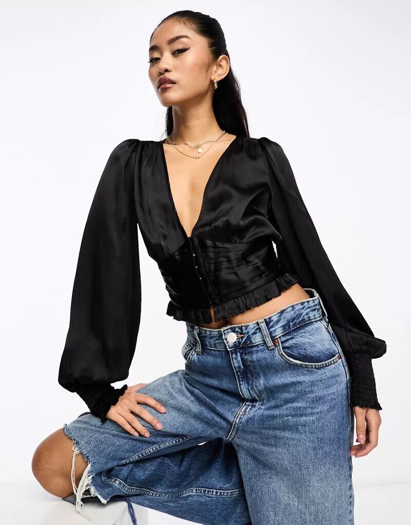 Блуза Miss Selfridge из атласа металлик с V-образным вырезом и застежкой на крючки
Блуза Miss Selfridge из атласа металлик с V-образным вырезом и застежкой на крючки