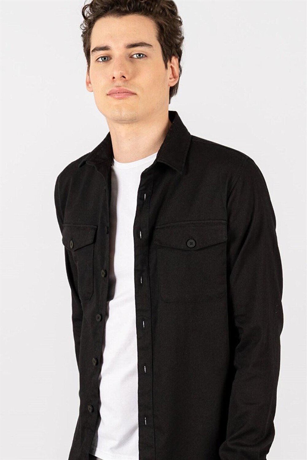 Мужская черная рубашка из габардина Slim Fit из денима с плоскими карманами TUDORS
Мужская черная рубашка из габардина Slim Fit из денима с плоскими карманами TUDORS