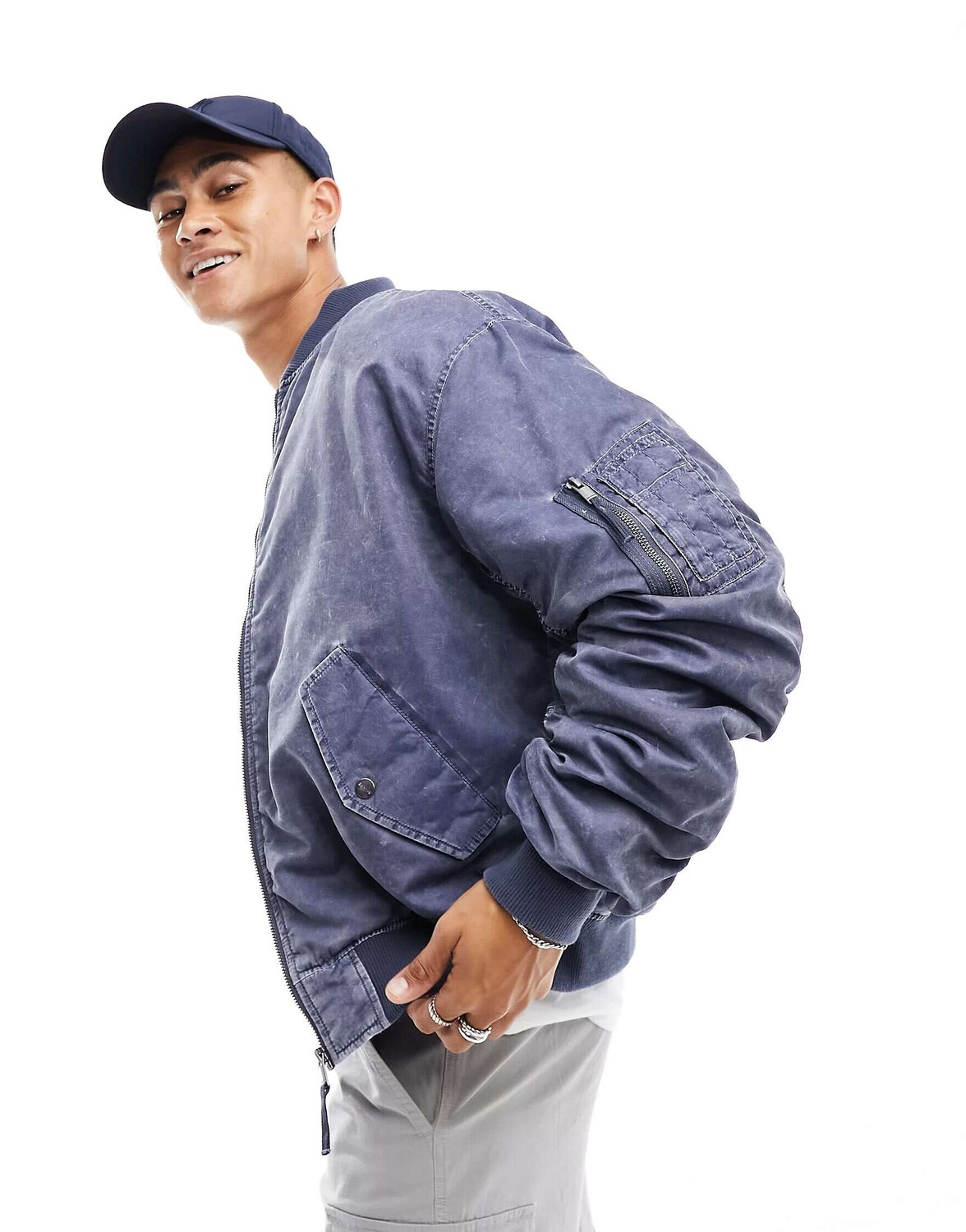 Синий бомбер из стираного нейлона с подкладкой Bershka
Синий бомбер из стираного нейлона с подкладкой Bershka