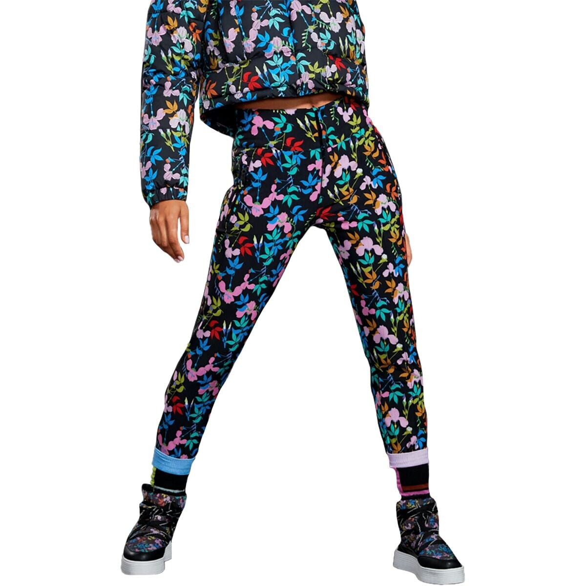 Зимние брюки rowley fuseau из коллаборации с колпаком Roxy, цвет true black/multifloral
Зимние брюки rowley fuseau из коллаборации с колпаком Roxy, цвет true black/multifloral