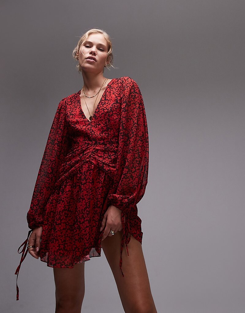 Topshop – Красное мини-платье с V-образным вырезом и присборенной талией в цветочный узор 3r
Topshop – Красное мини-платье с V-образным вырезом и присборенной талией в цветочный узор 3r