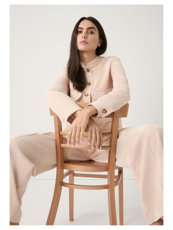 Короткая, широкая вельветовая куртка пудрово-кремового цвета More & More
Короткая, широкая вельветовая куртка пудрово-кремового цвета More & More