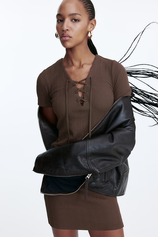 Облегающее платье со шнуровкой H&M, коричневый
Облегающее платье со шнуровкой H&M, коричневый