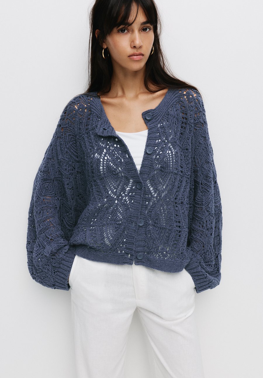 Кардиган PULL&BEAR CUTWORK, Dark Blue
Кардиган PULL&BEAR CUTWORK, Dark Blue