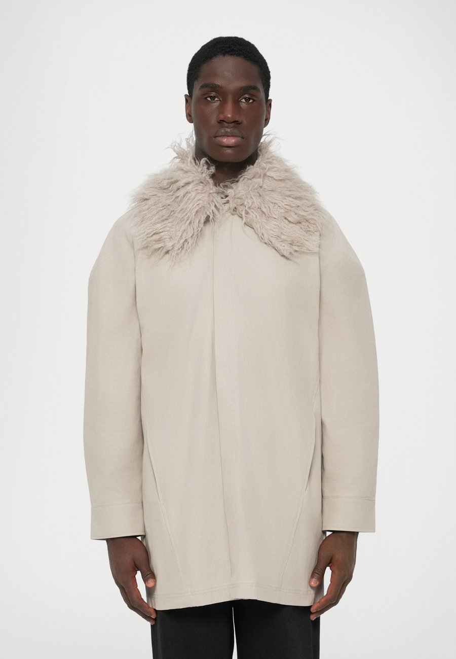 Пальто Han Kjøbenhavn COLLARED SHIRT, Rock Grey/Dark Grey
Пальто Han Kjøbenhavn COLLARED SHIRT, Rock Grey/Dark Grey