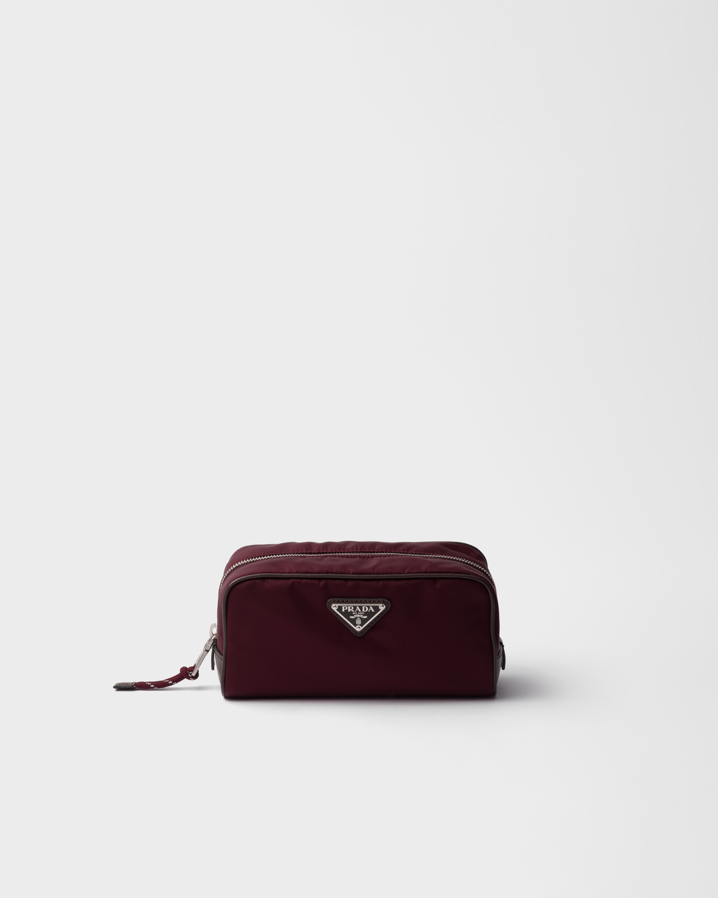 Косметичка Prada Speedrock из Re-Nylon и кожи Prada, бордовые
Косметичка Prada Speedrock из Re-Nylon и кожи Prada, бордовые