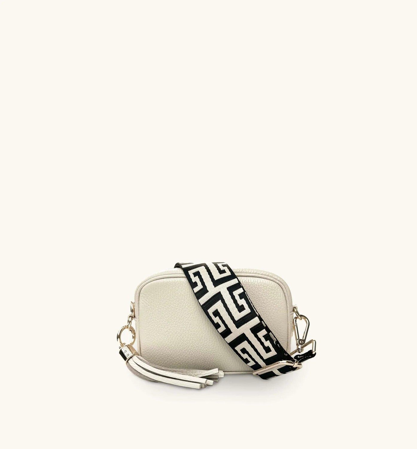 Миниатюрная кожаная сумка для телефона с кисточками и черным ремешком в форме лабиринта из камня Apatchy London, бежевый, Черный, Миниатюрная кожаная сумка для телефона с кисточками и черным ремешком в форме лабиринта из камня Apatchy London, бежевый
Миниатюрная кожаная сумка для телефона с кисточками и черным ремешком в форме лабиринта из камня Apatchy London, бежевый, Черный, Миниатюрная кожаная сумка для телефона с кисточками и черным ремешком в форме лабиринта из камня Apatchy London, бежевый