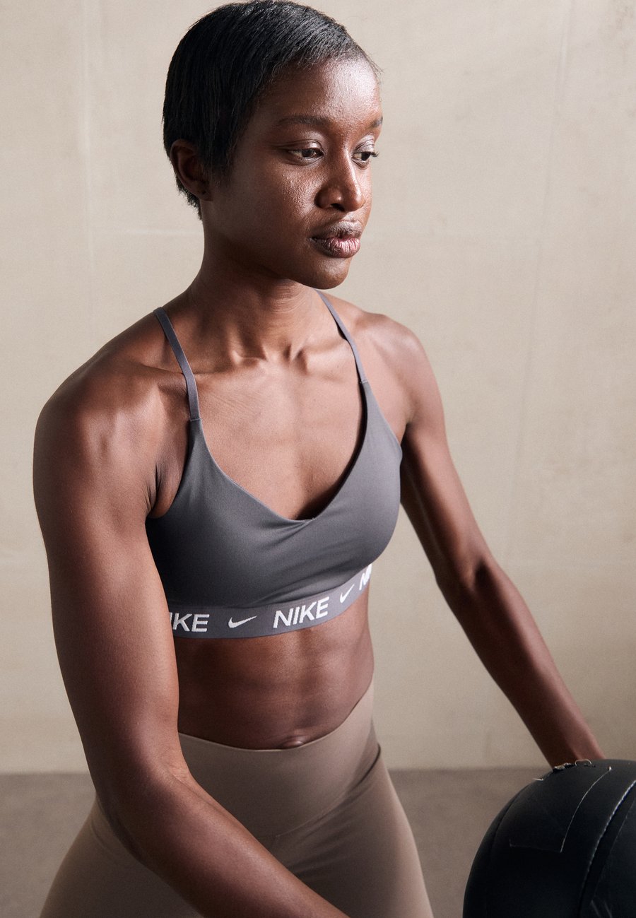 Бюстгальтер Nike Performance INDY, Thunder Grey/Grey
Бюстгальтер Nike Performance INDY, Thunder Grey/Grey