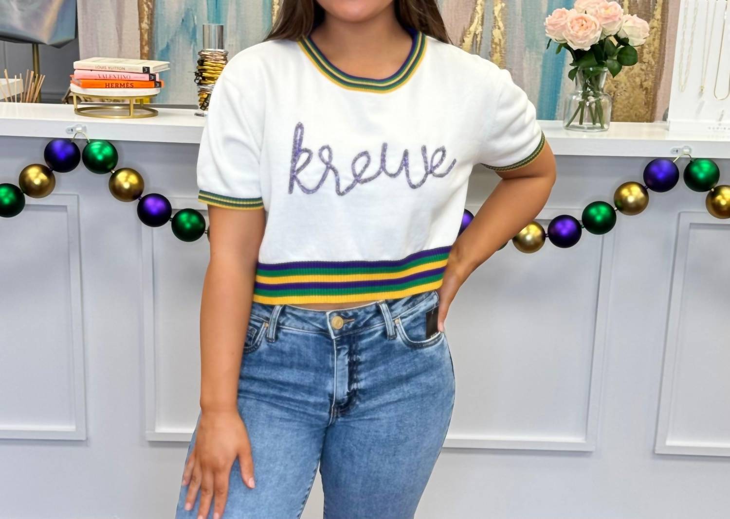 Короткий топ с коротким рукавом и пайетками в белом цвете Mardi Gras Creations
Короткий топ с коротким рукавом и пайетками в белом цвете Mardi Gras Creations