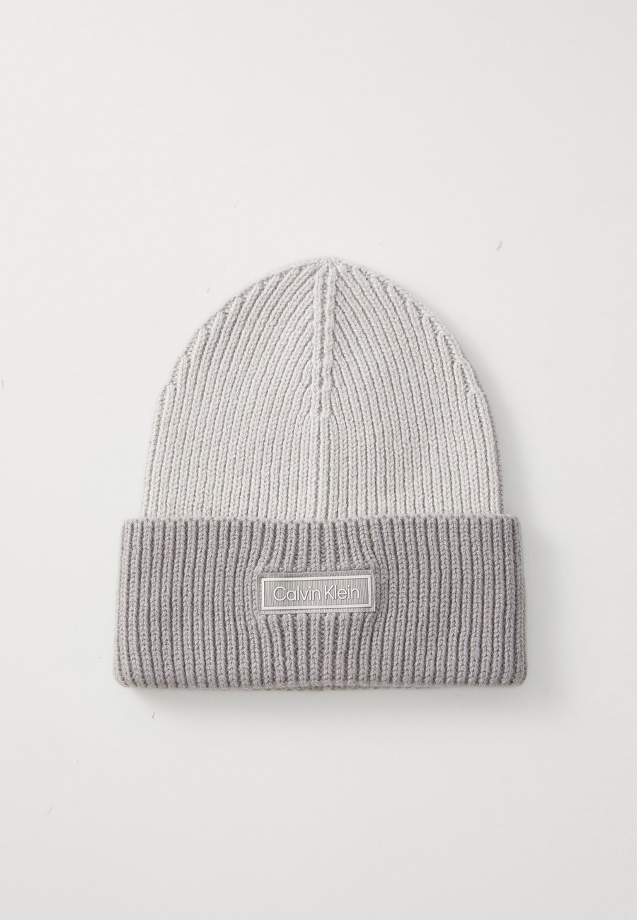 Шапка Calvin Klein PATCH BLEND UNISEX, Quiet Gray/Chiseled Stone/Stone
Шапка Calvin Klein PATCH BLEND UNISEX, Quiet Gray/Chiseled Stone/Stone