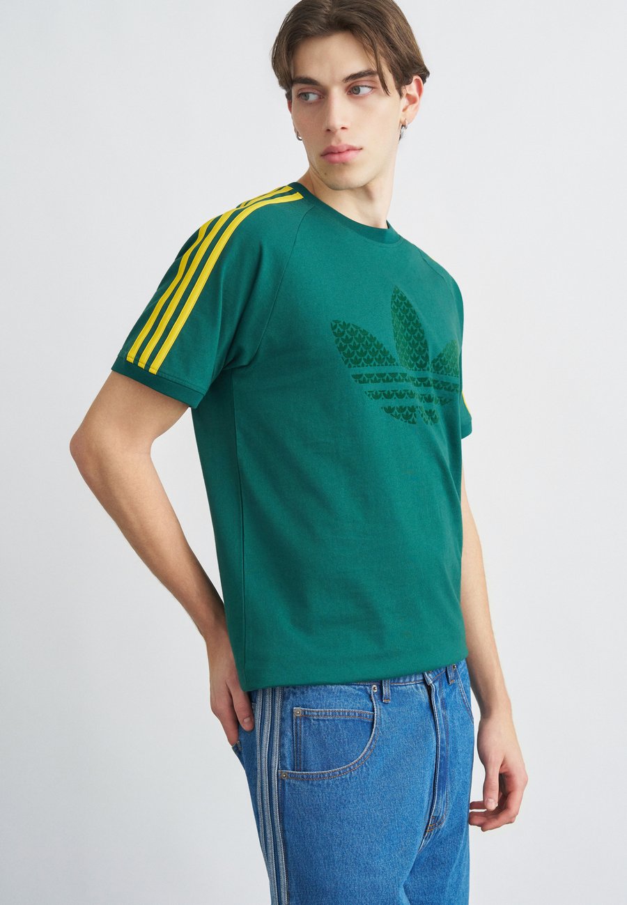 Футболка Adidas Originals MONOGRAM STRIPES TEE, Collegiate Green/Dark Green, Зеленый, Футболка Adidas Originals MONOGRAM STRIPES TEE, Collegiate Green/Dark Green
Футболка Adidas Originals MONOGRAM STRIPES TEE, Collegiate Green/Dark Green, Зеленый, Футболка Adidas Originals MONOGRAM STRIPES TEE, Collegiate Green/Dark Green