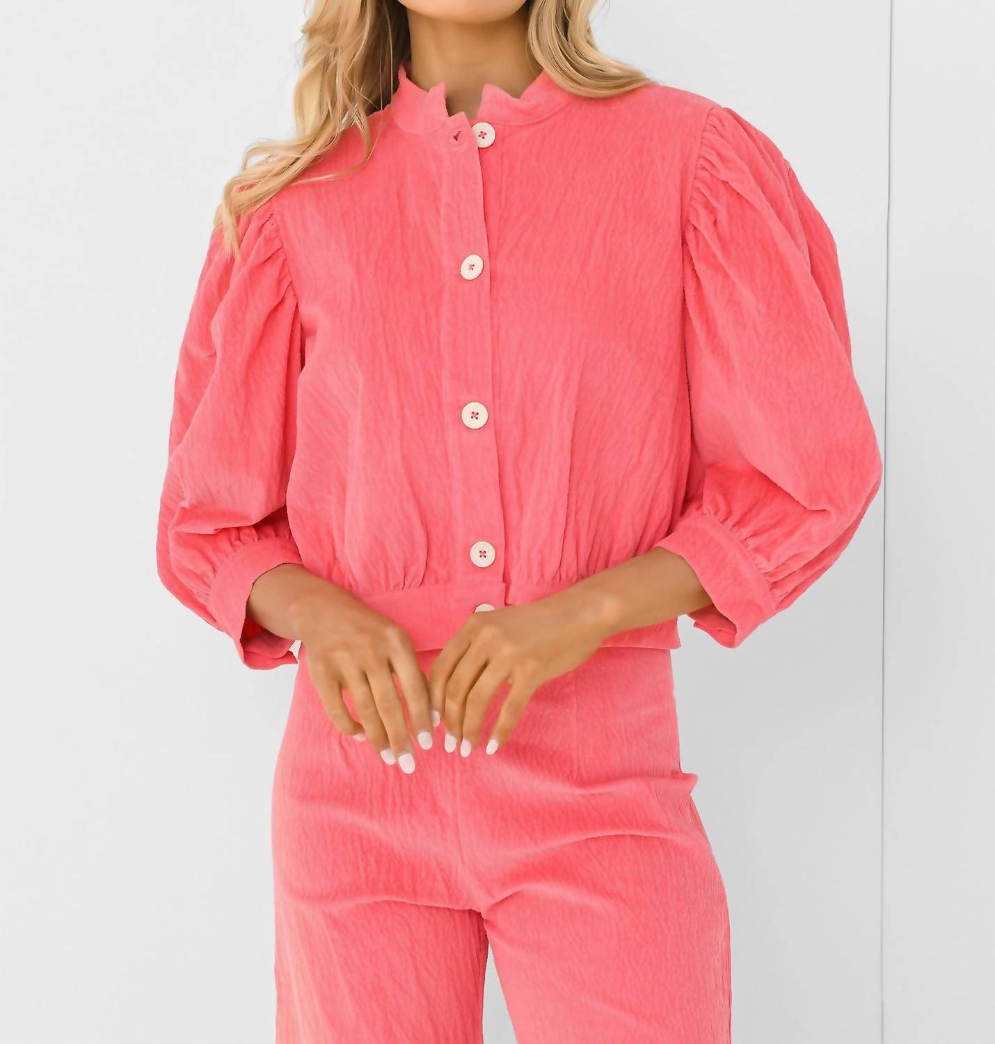 Пиджак на пуговицах из розового вельвета Never a Wallflower 
Пиджак на пуговицах из розового вельвета Never a Wallflower