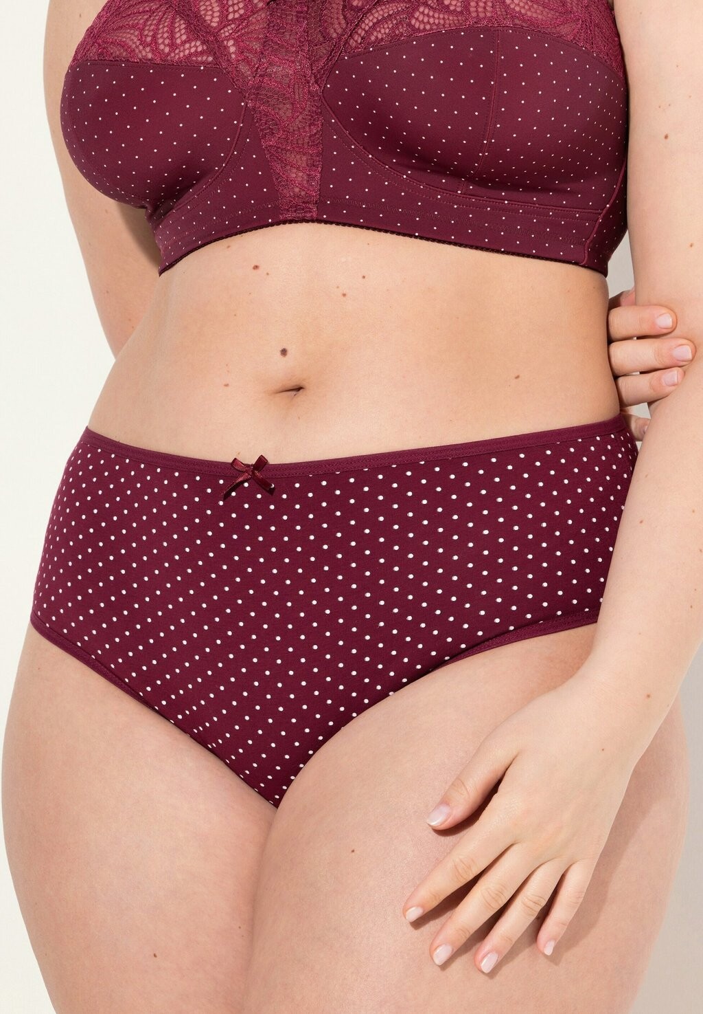 Трусы MIDI EN LOT DE 5 POIS UNI Ulla Popken, Бордо
Трусы MIDI EN LOT DE 5 POIS UNI Ulla Popken, Бордо