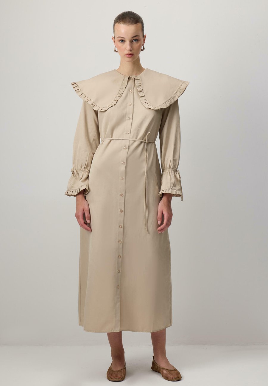Платье Touché Privé RUFFLED WIDE COLLAR, Stone/Tan
Платье Touché Privé RUFFLED WIDE COLLAR, Stone/Tan