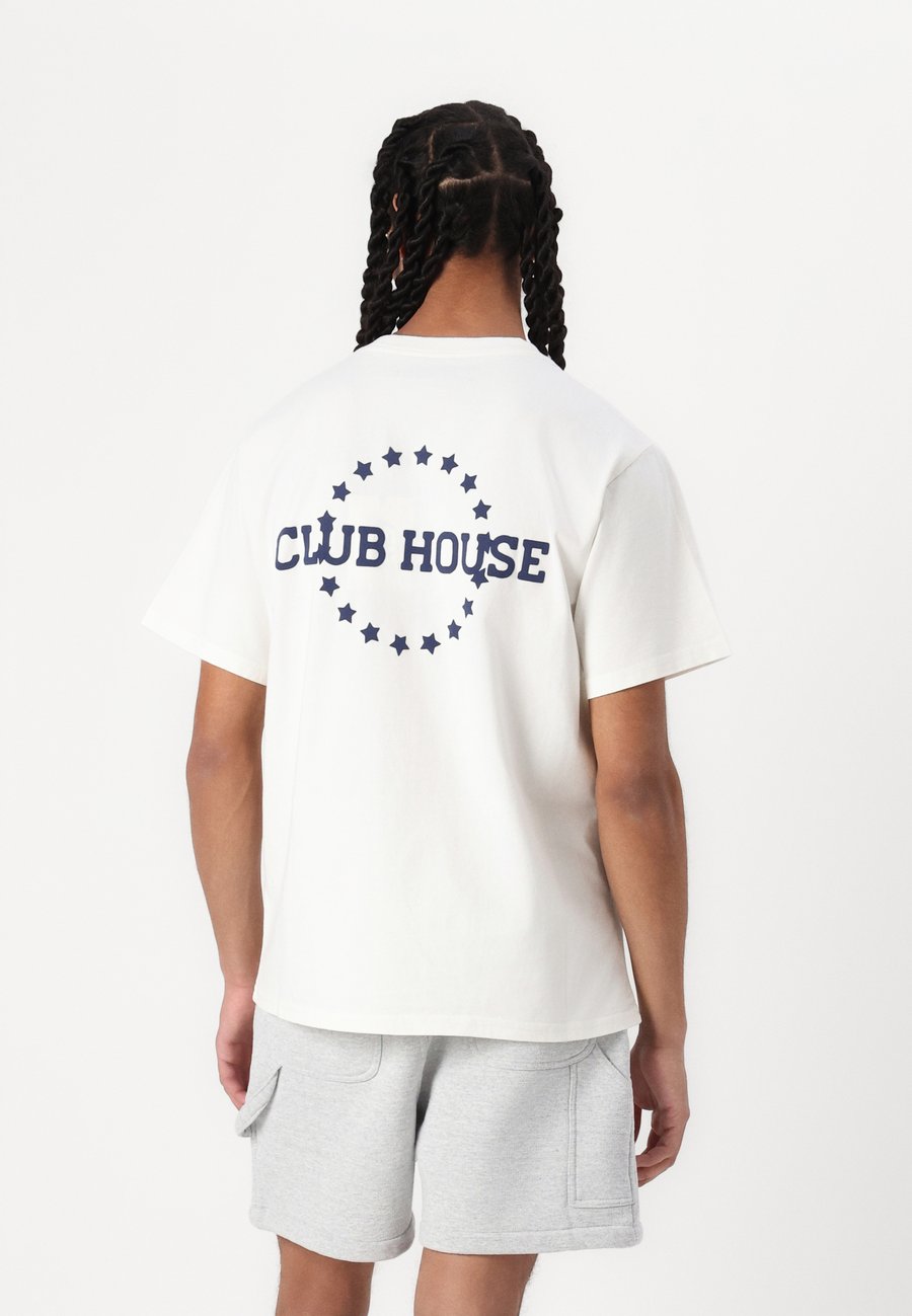 Футболка Pal Sporting Goods CLUB HOUSE UNISEX, Off-White, Белый, Футболка Pal Sporting Goods CLUB HOUSE UNISEX, Off-White
Футболка Pal Sporting Goods CLUB HOUSE UNISEX, Off-White, Белый, Футболка Pal Sporting Goods CLUB HOUSE UNISEX, Off-White