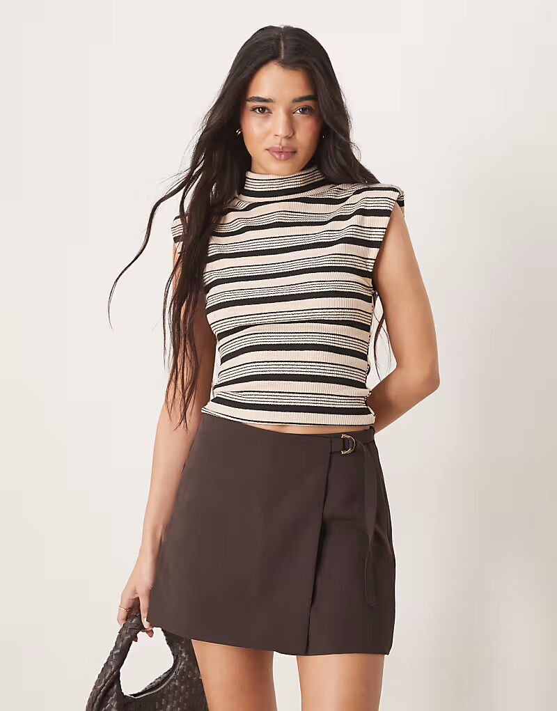 Майка ASOS DESIGN с высоким воротом и подплечниками цвета верблюжьей шерсти и черной полоской
Майка ASOS DESIGN с высоким воротом и подплечниками цвета верблюжьей шерсти и черной полоской