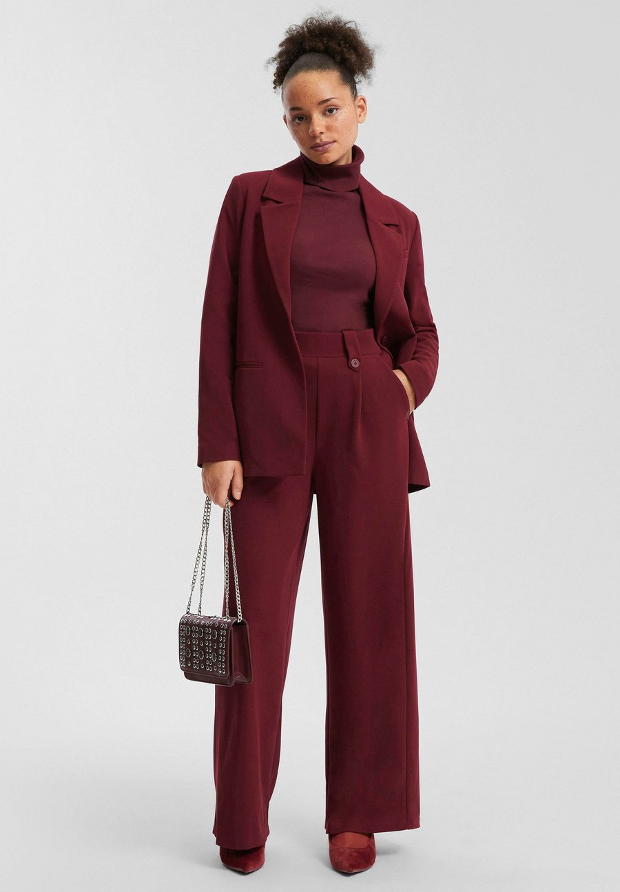 Кардиган QS MIT REVERSKRAGEN, Bordeaux/Dark Red
Кардиган QS MIT REVERSKRAGEN, Bordeaux/Dark Red