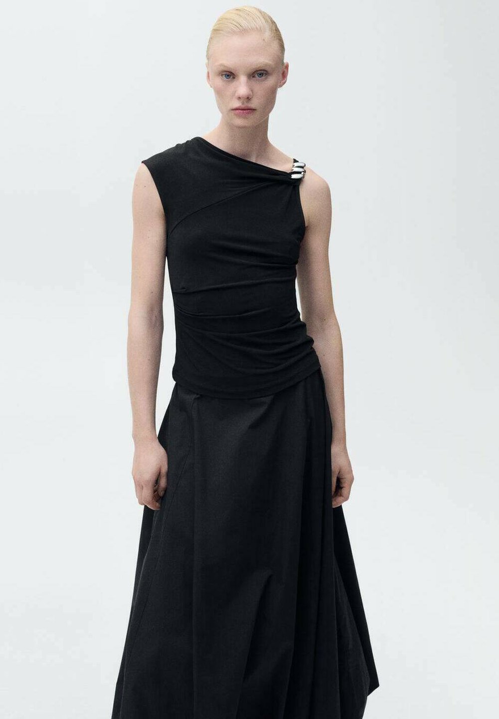 Топ MELI Mango, черный
Топ MELI Mango, черный