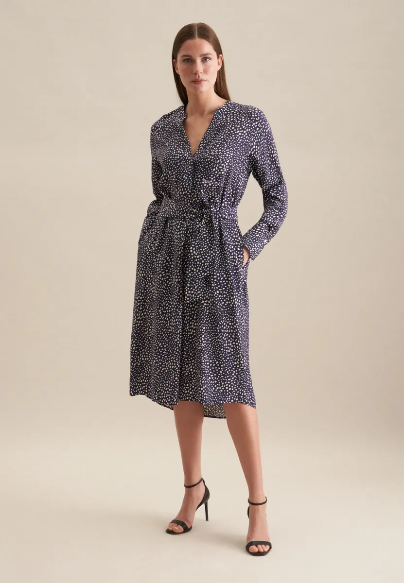 Летнее платье seidensticker "Black Rose", воротник с длинными рукавами и принтом, синий
Летнее платье seidensticker "Black Rose", воротник с длинными рукавами и принтом, синий