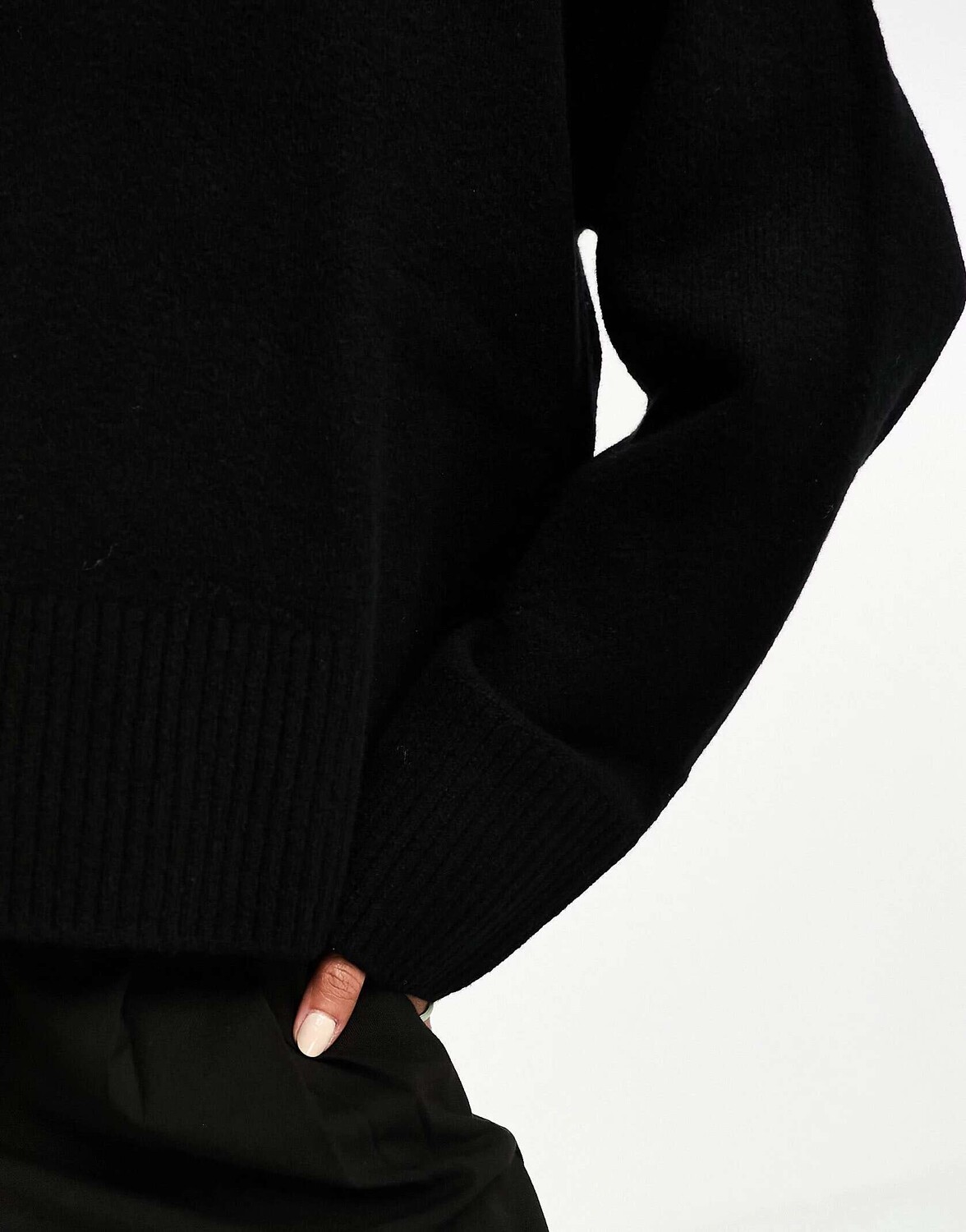 & Other Stories черный свитер с круглым вырезом
& Other Stories черный свитер с круглым вырезом