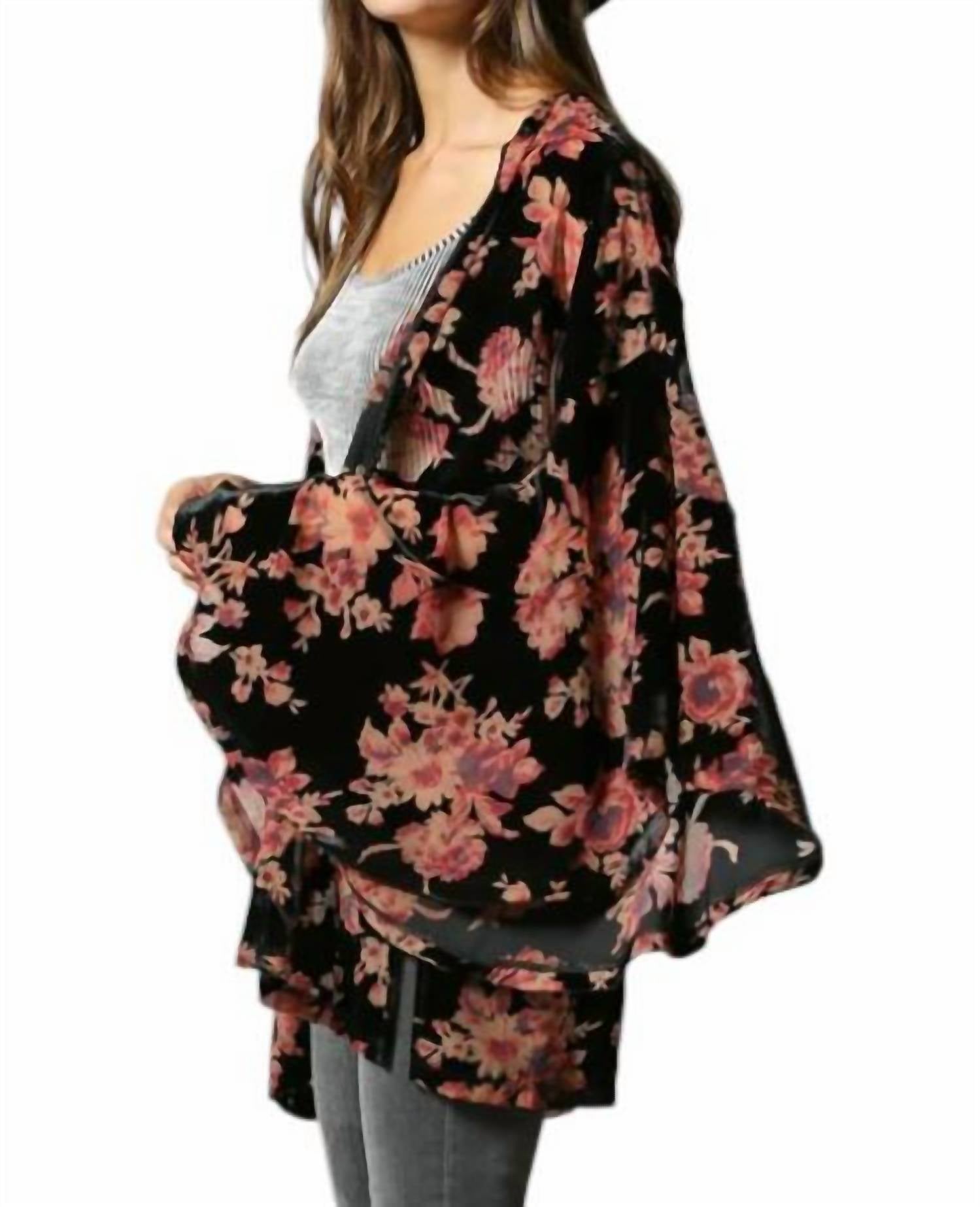 Черный кимоно с оборками, цветочным узором и эффектом выгоревшего бархата By Together
Черный кимоно с оборками, цветочным узором и эффектом выгоревшего бархата By Together