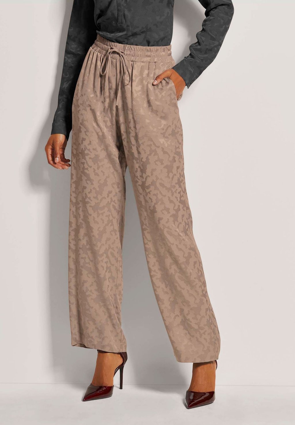 Брюки JACQUARD-ZUM SCHLÜPFEN MADELEINE, коричневый
Брюки JACQUARD-ZUM SCHLÜPFEN MADELEINE, коричневый